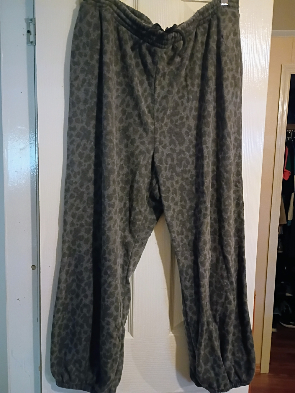 Women's Victoria Secret Gray Leopard-Print Lounge Pants